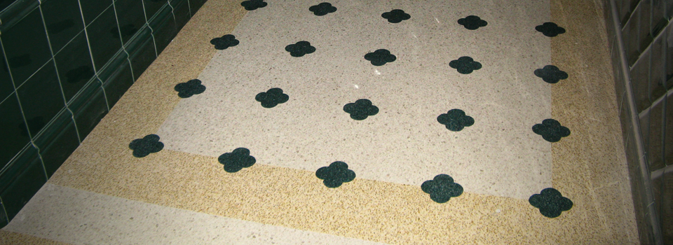 Pavimento con decorazione in graniglia di marmo verde in resina
