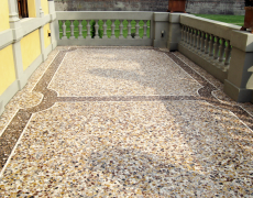 Terrazzo in cemento e graniglia mista con decori perimetrali