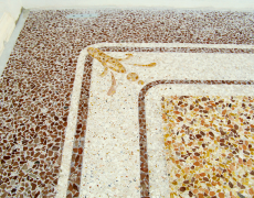 Terrazzo in cemento e graniglia di marmo con decori perimetrali