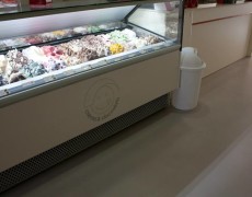 gelateria in resina epossidrica leggermente spatolata